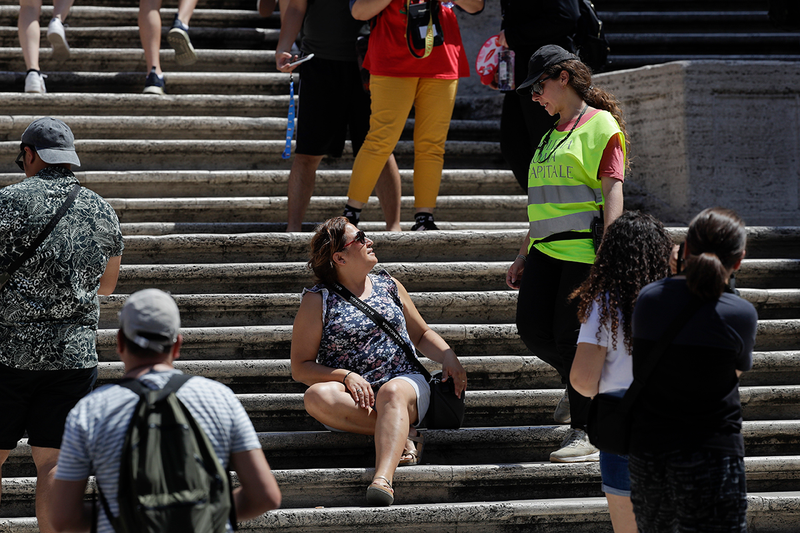 Illustration for article titled Sentarse en las escaleras más famosas de Roma ahora tiene una multa de hasta 450 dólares
